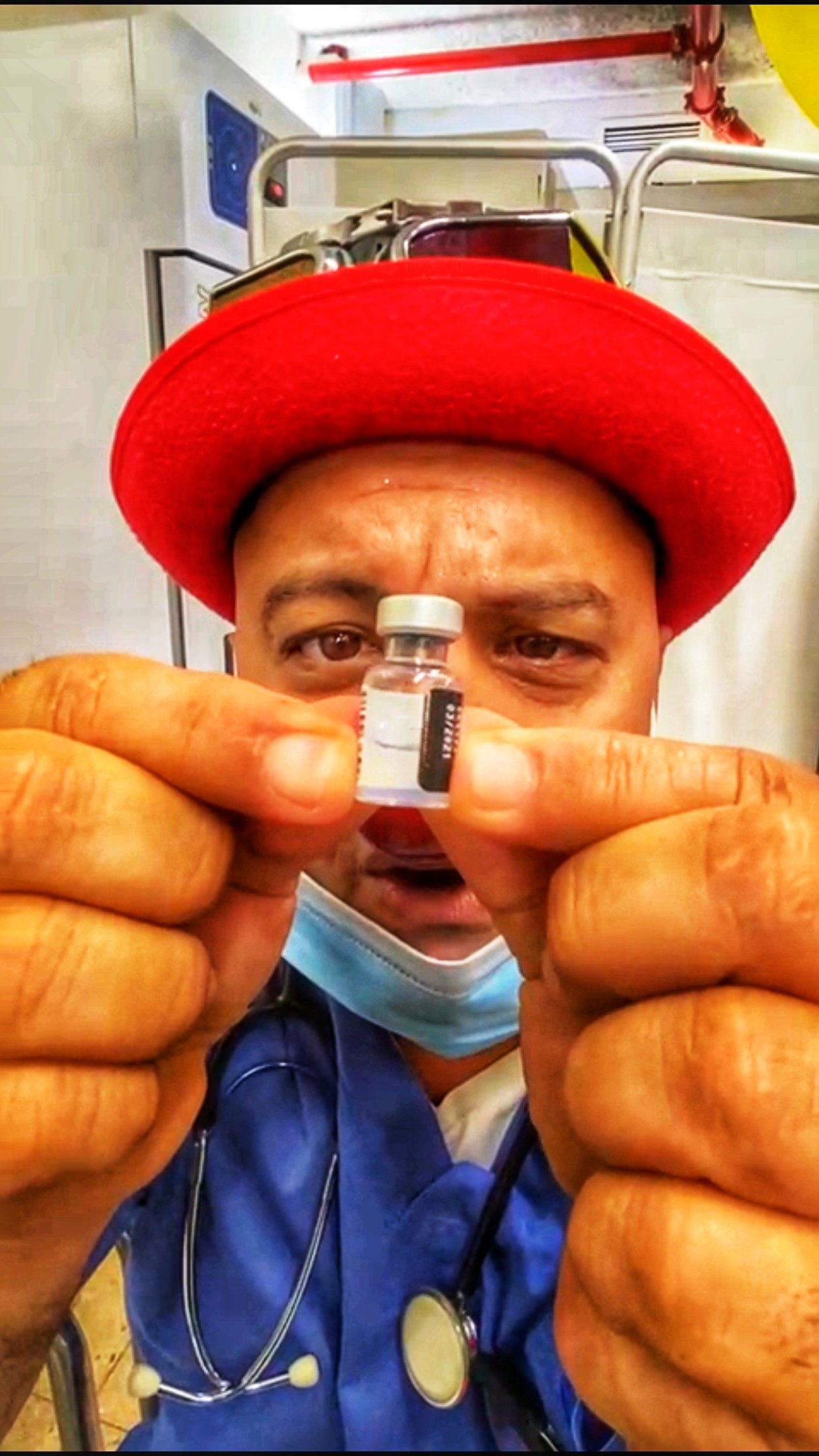 المهرج الطبي سرحان محاميد من مدينة حيفا يتلقى التطعيم ضد كورونا